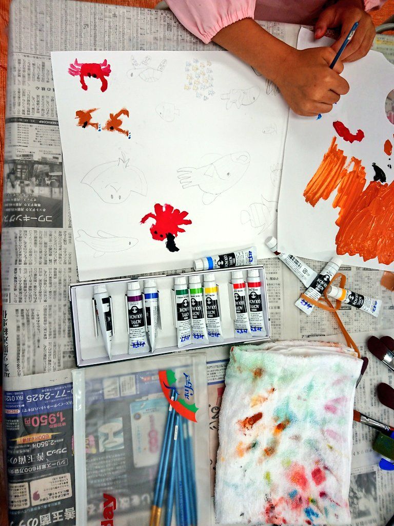 絵の具のチューブと描きかけの絵